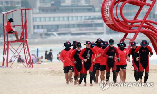 韩海云台海水浴场将开放 直击水上救援队训练场