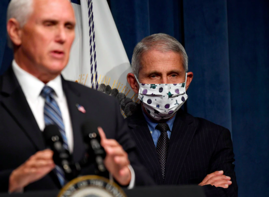 △26日，美国副总统彭斯（左）和顶级传染病专家福奇（右）在疫情简报会上  来源：《华盛顿邮报》