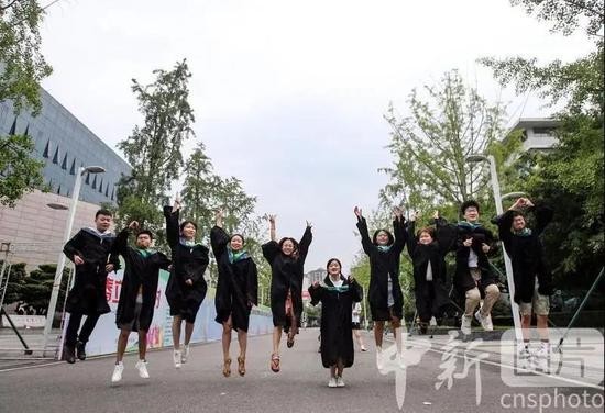 △6月12日，四川农业大学环艺系的毕业生在校园内跃起庆祝毕业。中新社记者 王磊 摄