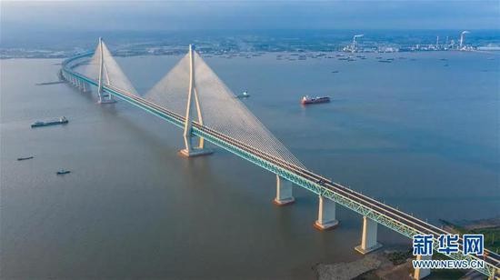 ▲沪苏通长江公铁大桥(6月29日摄,无人机照片)。 新华社记者 李博 摄