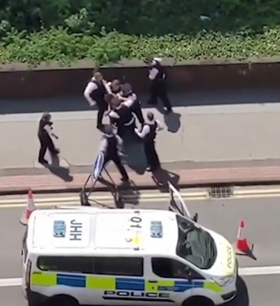 黑人男子|8名英国白人警察围殴一黑人男子 称其携带武器