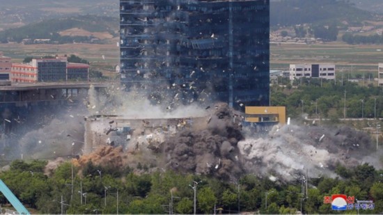 朝鲜炸毁朝韩联络办公室大楼（朝中社）