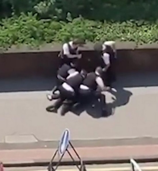 黑人男子|8名英国白人警察围殴一黑人男子 称其携带武器