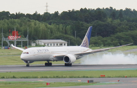  迫降在成田机场的美联航波音787飞机（时事通信社）