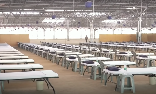 印度新德里的一处方舱医院。图/南华早报 视频截图