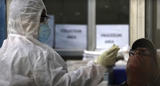 医务人员对市民做核酸检测采样。图/Indian Express Online视频截图