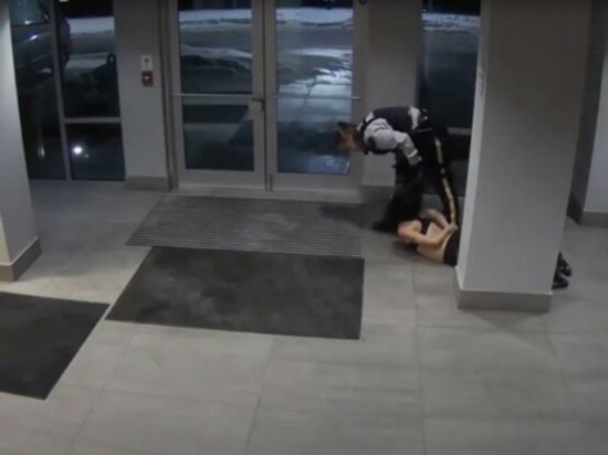 殴打|华人女生遭骑警暴力殴打 加拿大皇家骑警道歉
