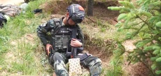 魔鬼|“魔鬼周”极限训练 特战队员累到吃着饭睡着却还本能抓着随身携带的武器