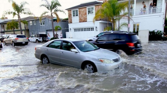 巨浪|美国洛杉矶纽波特比奇遭巨浪冲击 不少街道被淹没