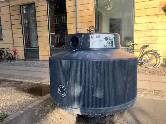 丹麦哥本哈根街道上的玻璃废品回收箱。新华社发（于珂 摄）