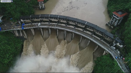 渡船|湖南3艘渡船被洪水冲向电站大坝 众人合力抢险