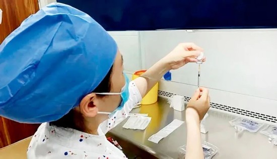  6月7日，新冠病毒中和抗体临床试验在上海启动，复旦大学附属华山医院完成了首例受试者给药。华山医院I期临床研究中心护士配制本次试验用药品。图/上海市科学技术委员会