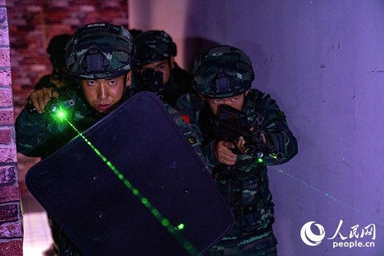 特战|较真碰硬，武警特战队员夜间开展实兵对抗演练