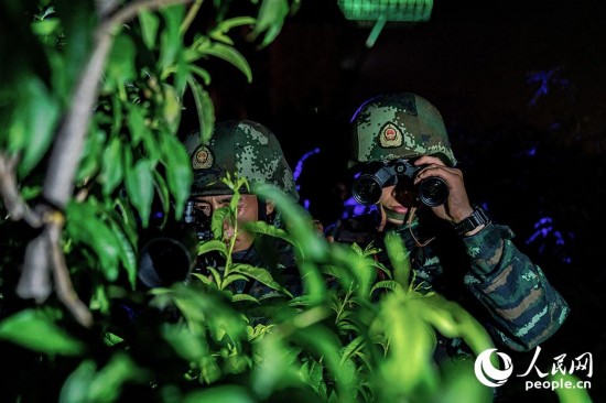 特战|较真碰硬，武警特战队员夜间开展实兵对抗演练