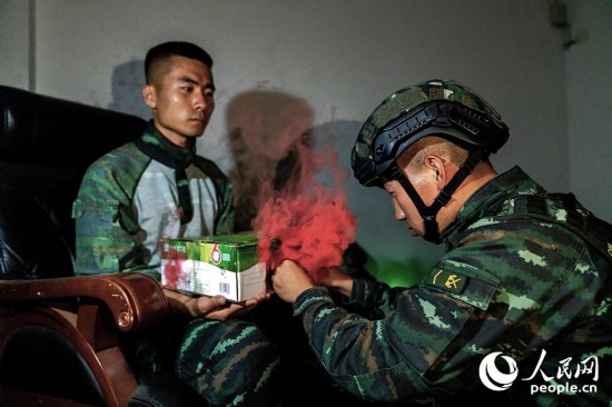 特战|较真碰硬，武警特战队员夜间开展实兵对抗演练