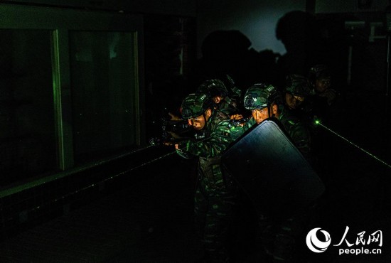 特战|较真碰硬，武警特战队员夜间开展实兵对抗演练