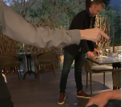 不雅|美科技公司CEO辱骂亚裔比不雅手势 被餐厅轰走：滚出去