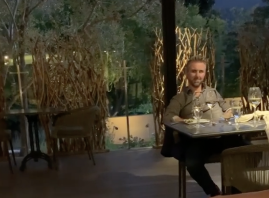 不雅|美科技公司CEO辱骂亚裔比不雅手势 被餐厅轰走：滚出去