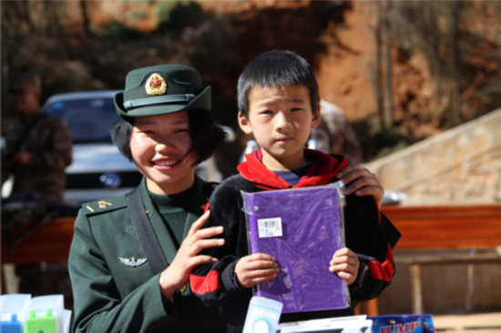 贫困学生|第75集团军某旅资助50余名贫困学子成长成才