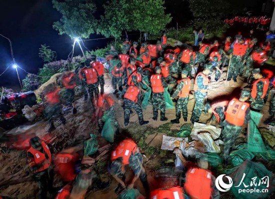 致灾|湖北多地暴雨致灾 武警官兵闻令而动星夜驰援
