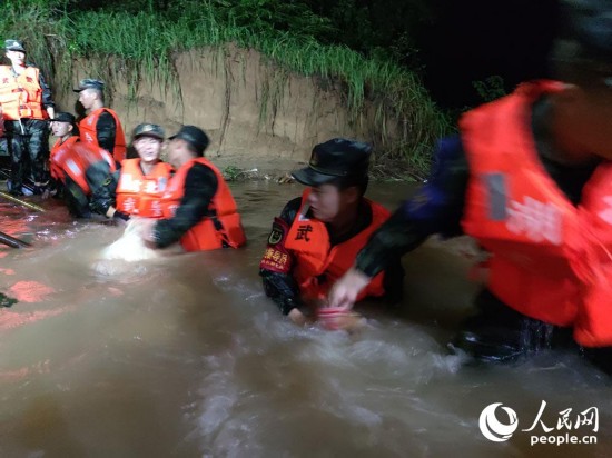 致灾|湖北多地暴雨致灾 武警官兵闻令而动星夜驰援
