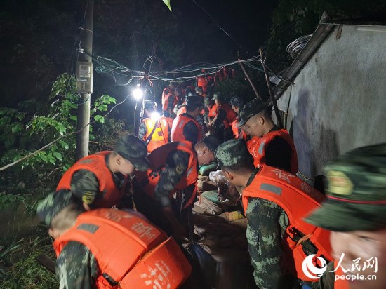 致灾|湖北多地暴雨致灾 武警官兵闻令而动星夜驰援