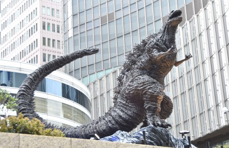 哥斯拉|日本男子拍下神奇一幕：大群“哥斯拉”海上列队前行