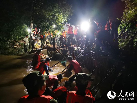 致灾|湖北多地暴雨致灾 武警官兵闻令而动星夜驰援