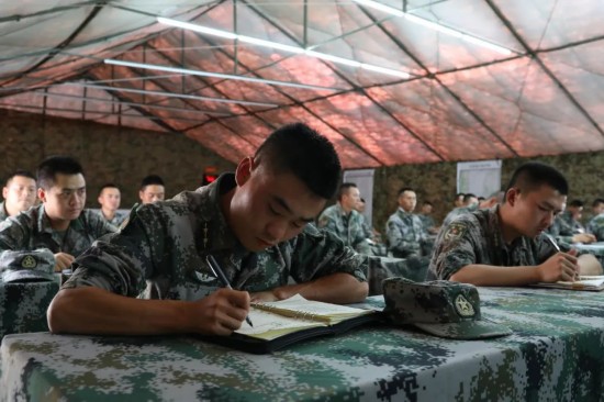 政治工作|政治工作咋开展？他们在野外打了个样