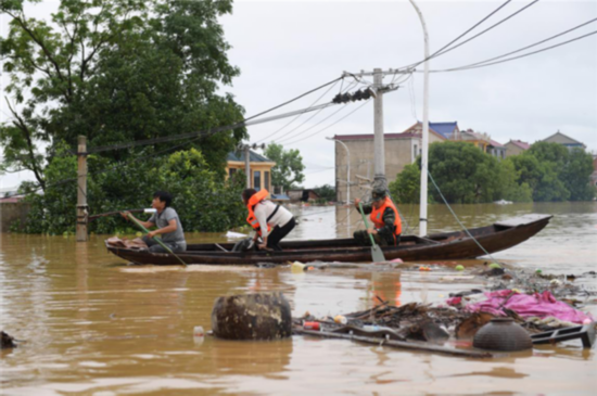 鄱阳县|武警江西总队紧急转移鄱阳县中洲圩溃堤被困群众