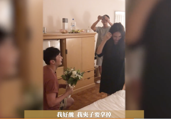 求婚视频首公开!李荣浩单膝跪地紧搂杨丞琳亲吻 戒指大了闹乌龙