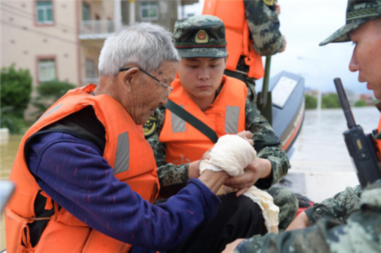 鄱阳县|武警江西总队紧急转移鄱阳县中洲圩溃堤被困群众