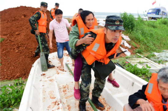 鄱阳县|武警江西总队紧急转移鄱阳县中洲圩溃堤被困群众