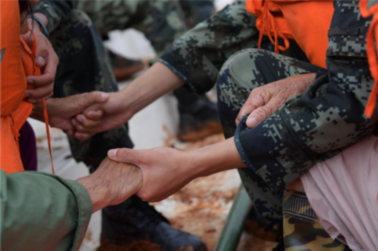 鄱阳县|武警江西总队紧急转移鄱阳县中洲圩溃堤被困群众