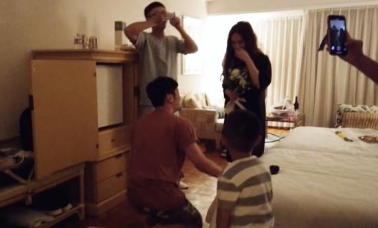 求婚视频首公开!李荣浩单膝跪地紧搂杨丞琳亲吻 戒指大了闹乌龙