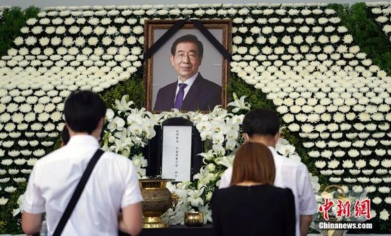 首尔|文在寅送花圈吊唁已故首尔市长 曾为司法研修院同窗