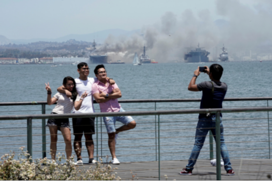 两栖攻击舰|美军爆炸起火两栖攻击舰舰岛已被烧着 动用直升机洒水灭火