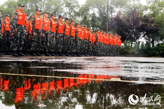 护堤|湖北长湖水位连续超保 武警官兵紧急护堤