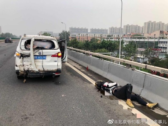 京开|京开高速今晨发生追尾 摩托车被烧成废铁骑手受伤