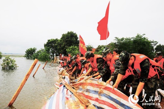 护堤|湖北长湖水位连续超保 武警官兵紧急护堤