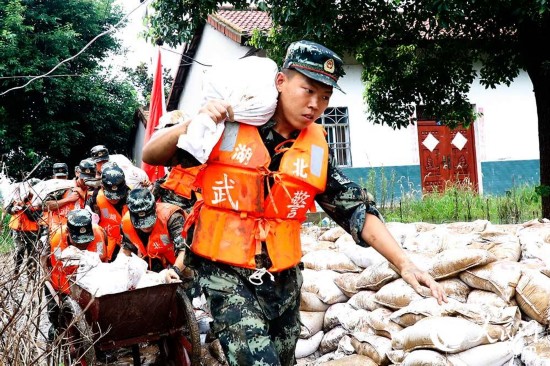 护堤|湖北长湖水位连续超保 武警官兵紧急护堤