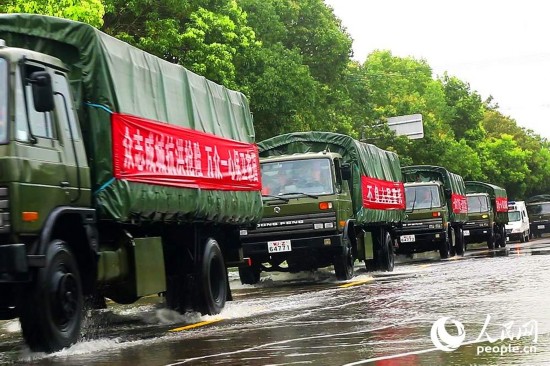 护堤|湖北长湖水位连续超保 武警官兵紧急护堤