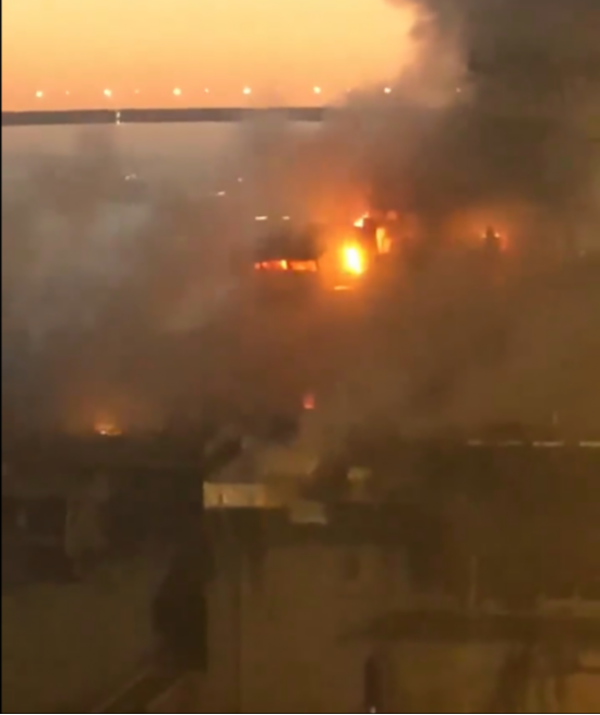 两栖攻击舰|美军爆炸起火两栖攻击舰舰岛已被烧着 动用直升机洒水灭火