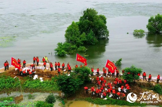 护堤|湖北长湖水位连续超保 武警官兵紧急护堤