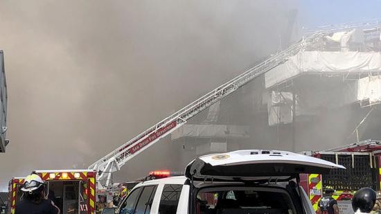  当地时间12日上午，美军&ldquo;理查德号&rdquo;两栖攻击舰在圣迭戈海军基地爆炸起火，消防部门正在救援。（图源：路透社）