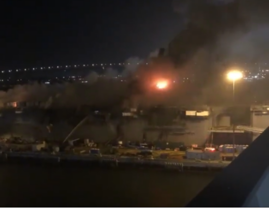 两栖攻击舰|美军爆炸起火两栖攻击舰舰岛已被烧着 动用直升机洒水灭火