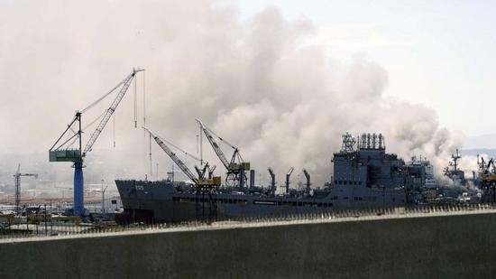  当地时间12日上午，美军&ldquo;理查德号&rdquo;两栖攻击舰在圣迭戈海军基地爆炸起火，现场浓烟滚滚。（图源：路透社）