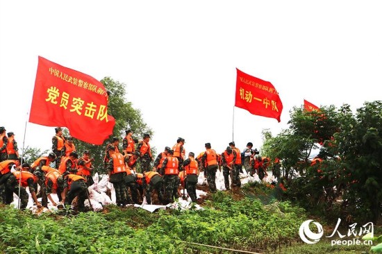 护堤|湖北长湖水位连续超保 武警官兵紧急护堤