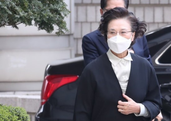 员工|大韩航空前会长夫人获缓刑：向员工扔剪刀、用脚踹，9人被虐待