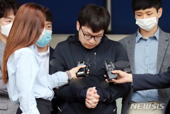 共犯|“N号房”赵博士共犯被公开示众:当场道歉 点头认罪